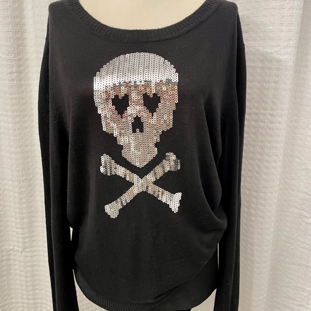 GRAY, Saks Fifth Avenue Silver Sequin Skull Sweater Size M excellent condition